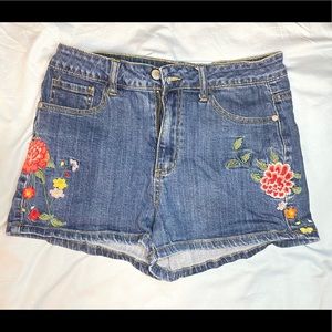 Judy Blue Embroidered shorts size Large